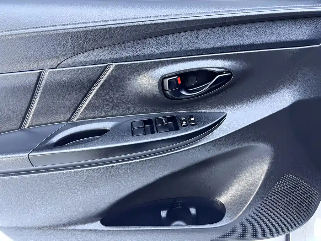Toyota Yaris L — фото 8