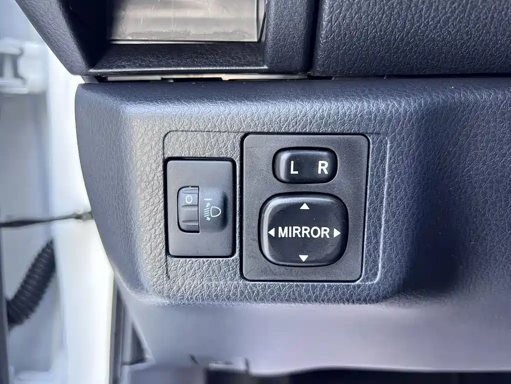 Toyota Yaris L — фото 9