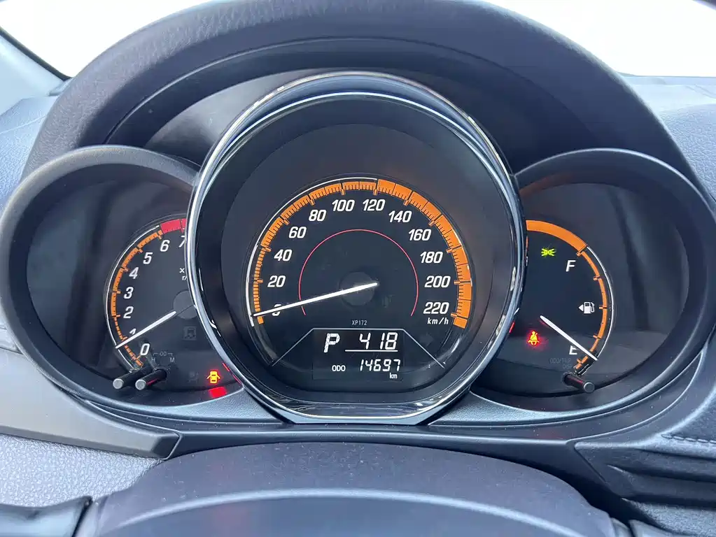 Toyota Yaris L — фото 10