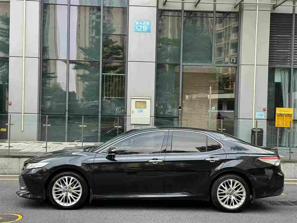 Toyota Camry — фото 2