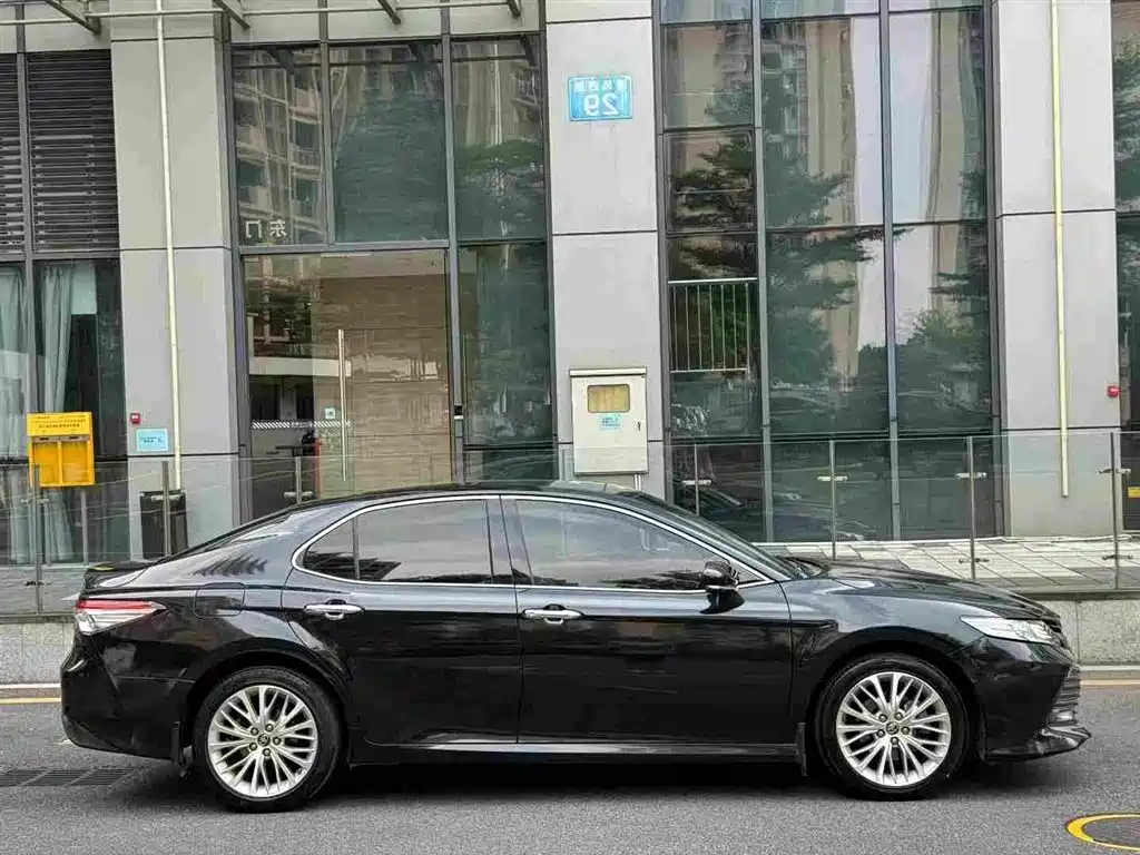 Toyota Camry — фото 4