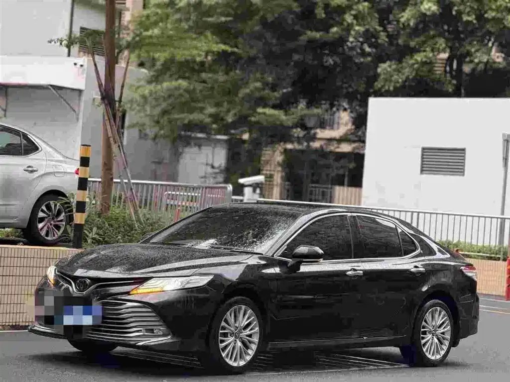Toyota Camry — фото 2