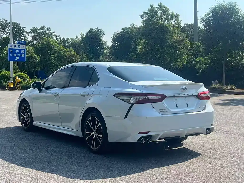 Toyota Camry — фото 8