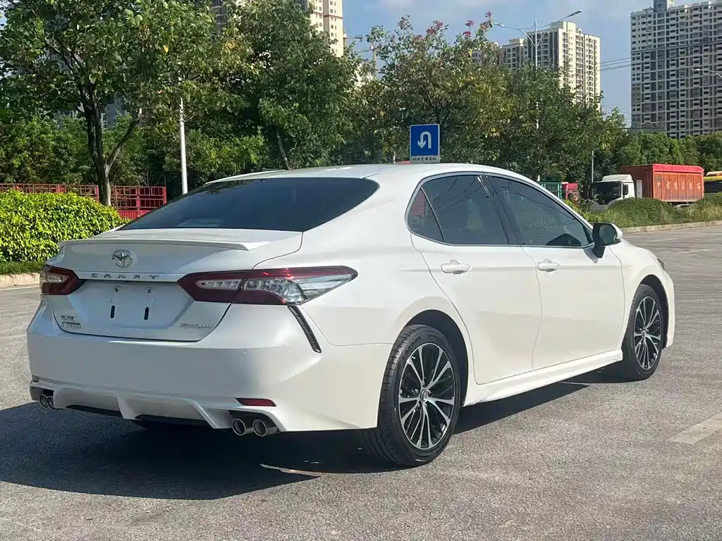 Toyota Camry — фото 9