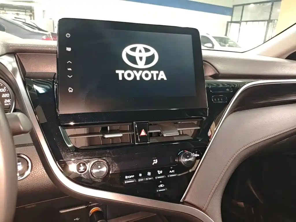 Toyota Camry — фото 13