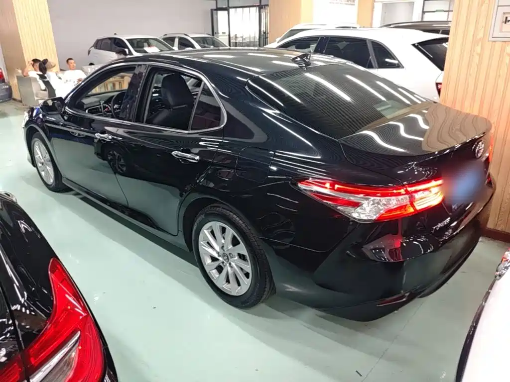 Toyota Camry — фото 5