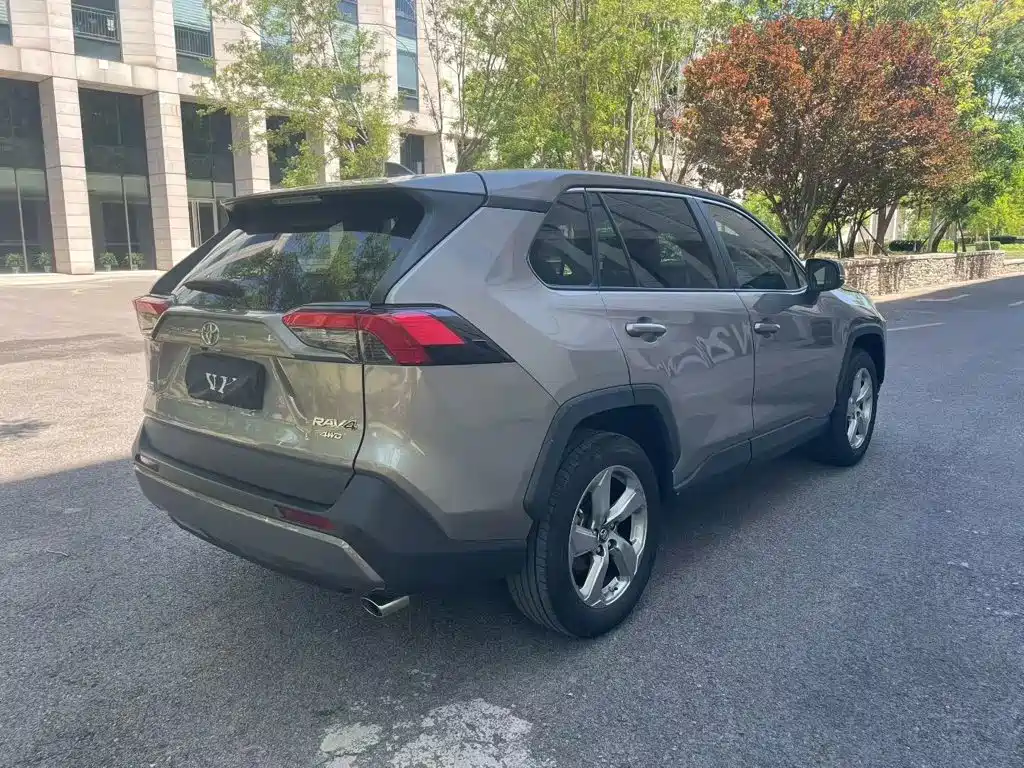 Toyota RAV4 — фото 4