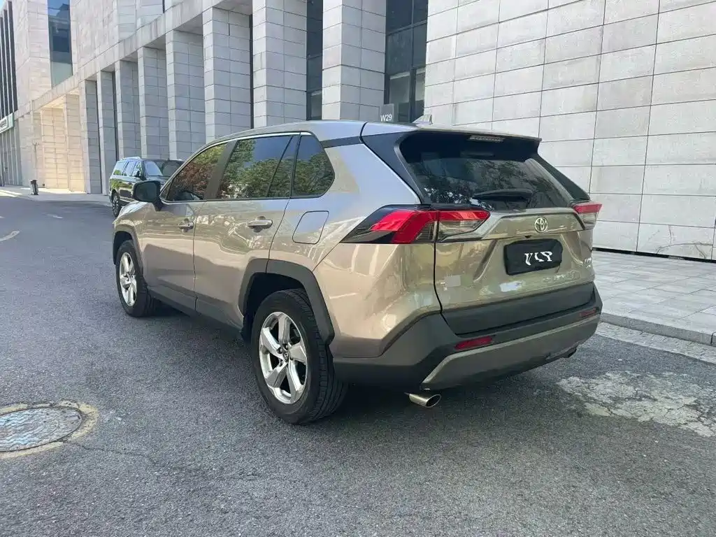 Toyota RAV4 — фото 6