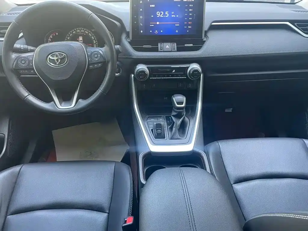 Toyota RAV4 — фото 8