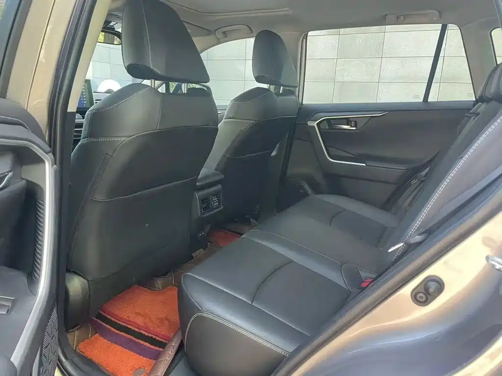 Toyota RAV4 — фото 9