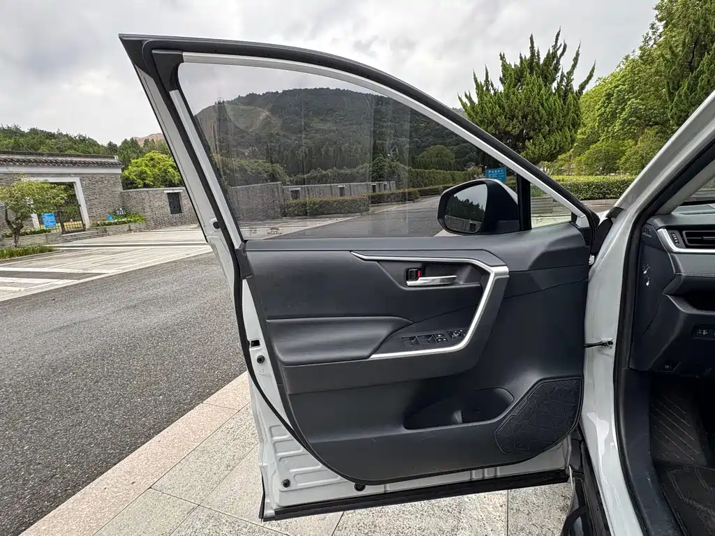 Toyota RAV4 — фото 14