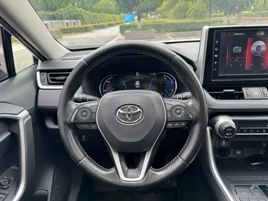 Toyota RAV4 — фото 17