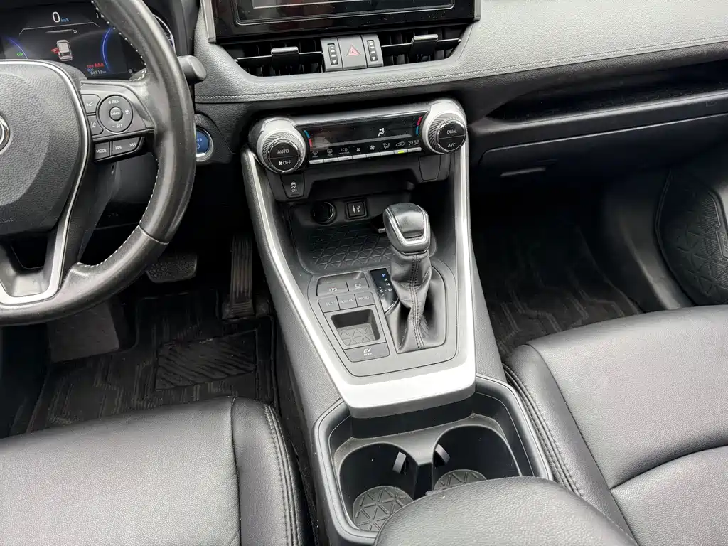 Toyota RAV4 — фото 19