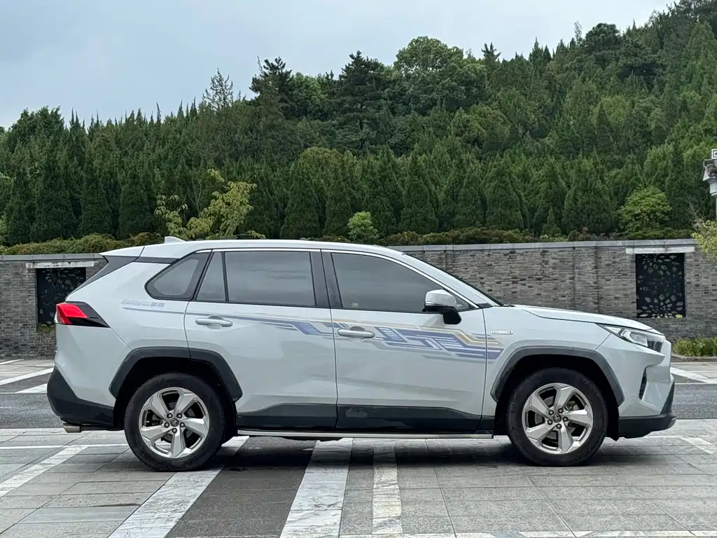 Toyota RAV4 — фото 4