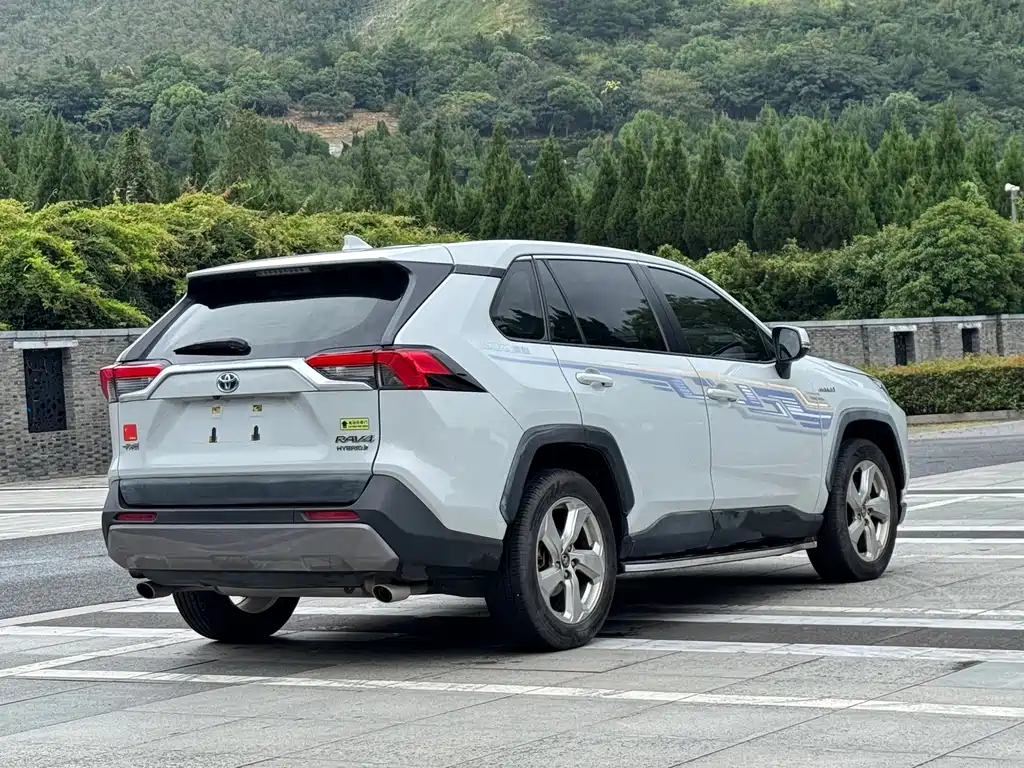 Toyota RAV4 — фото 5