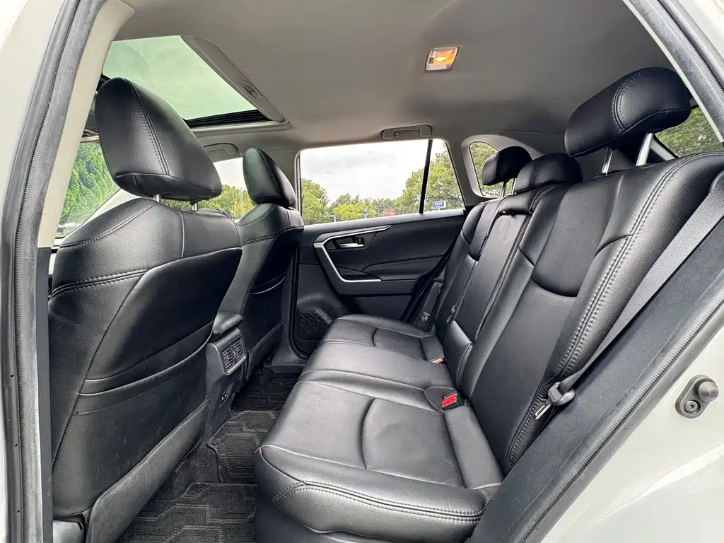 Toyota RAV4 — фото 7