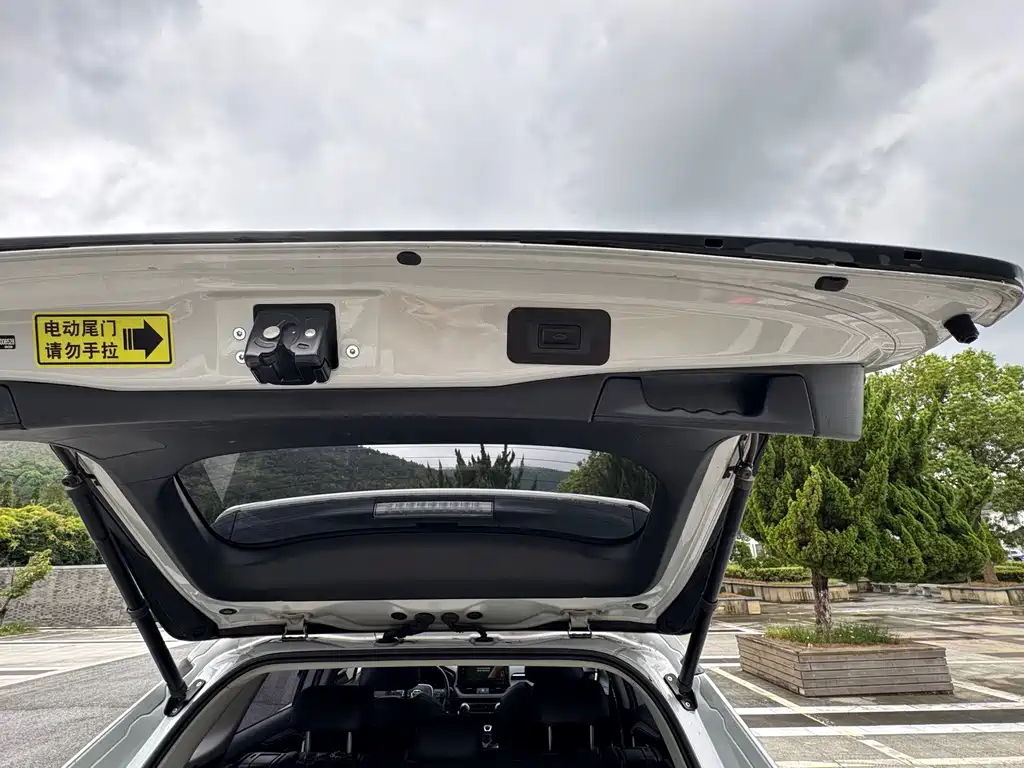 Toyota RAV4 — фото 9