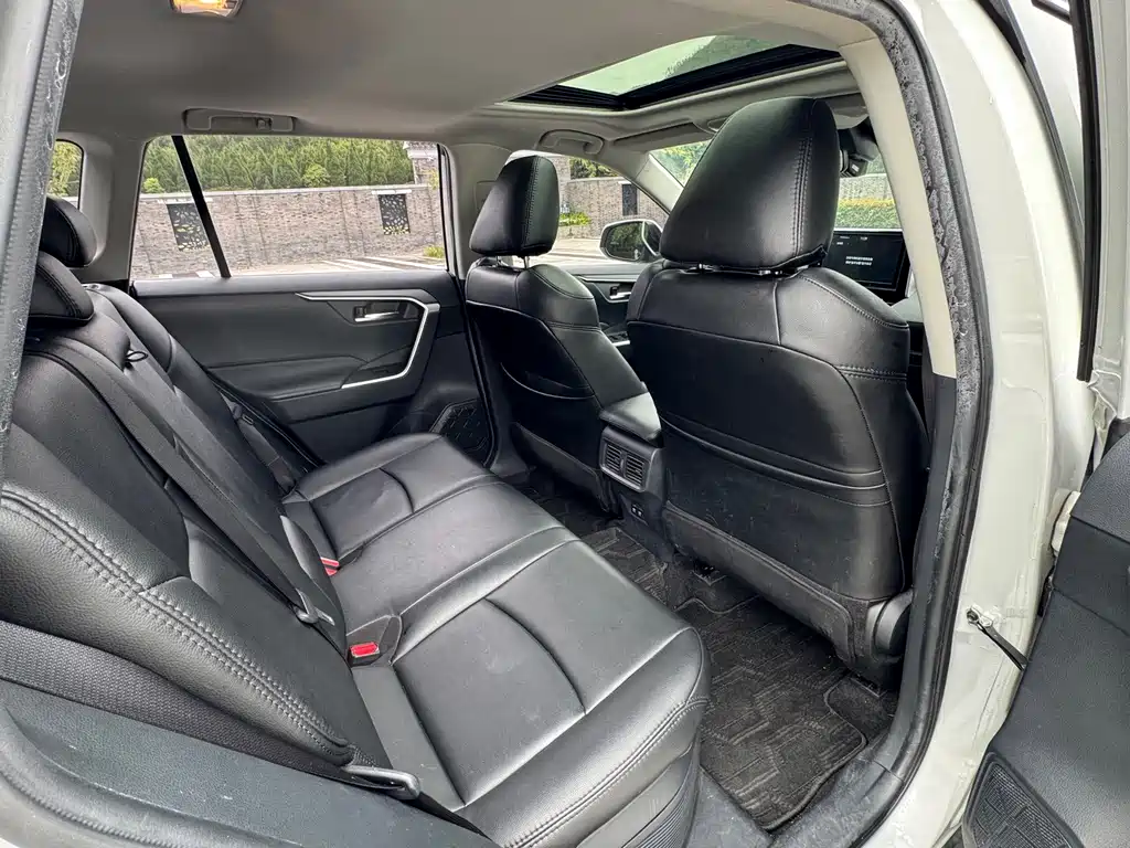 Toyota RAV4 — фото 10