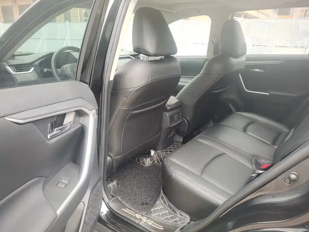 Toyota RAV4 — фото 6