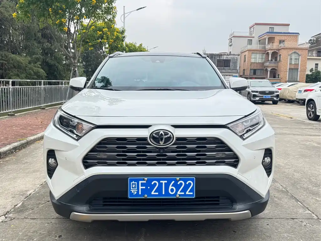 Toyota RAV4 — фото 2