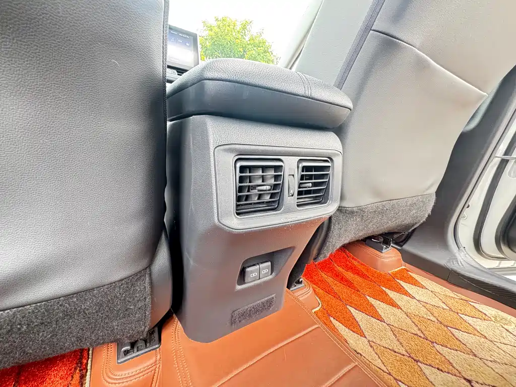 Toyota RAV4 — фото 11