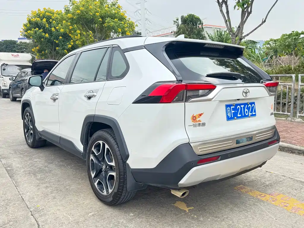 Toyota RAV4 — фото 4