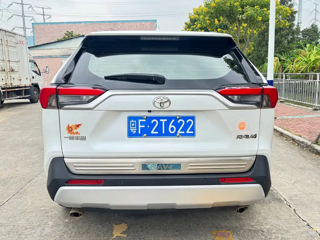 Toyota RAV4 — фото 5