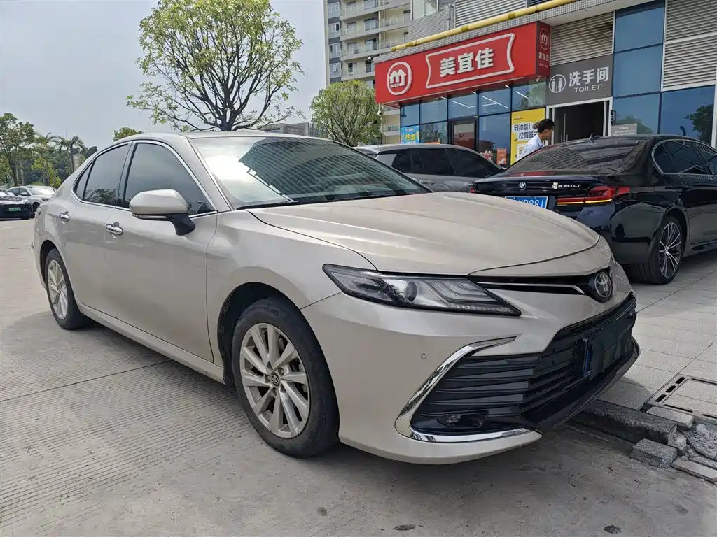 Toyota Camry — фото 2