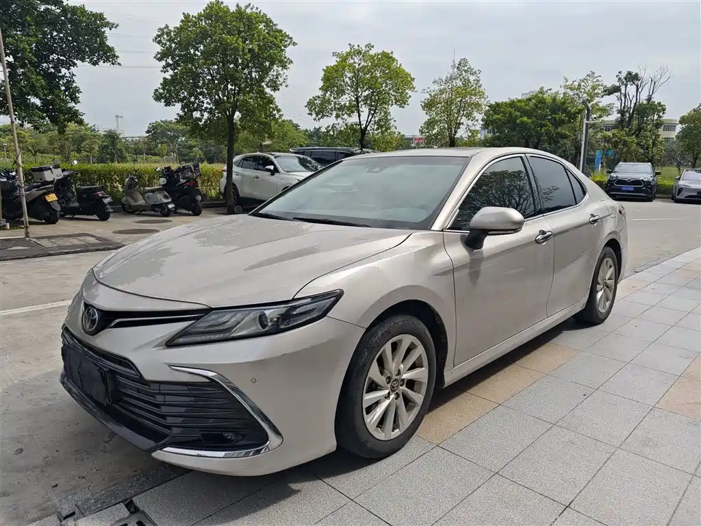 Toyota Camry — фото 1