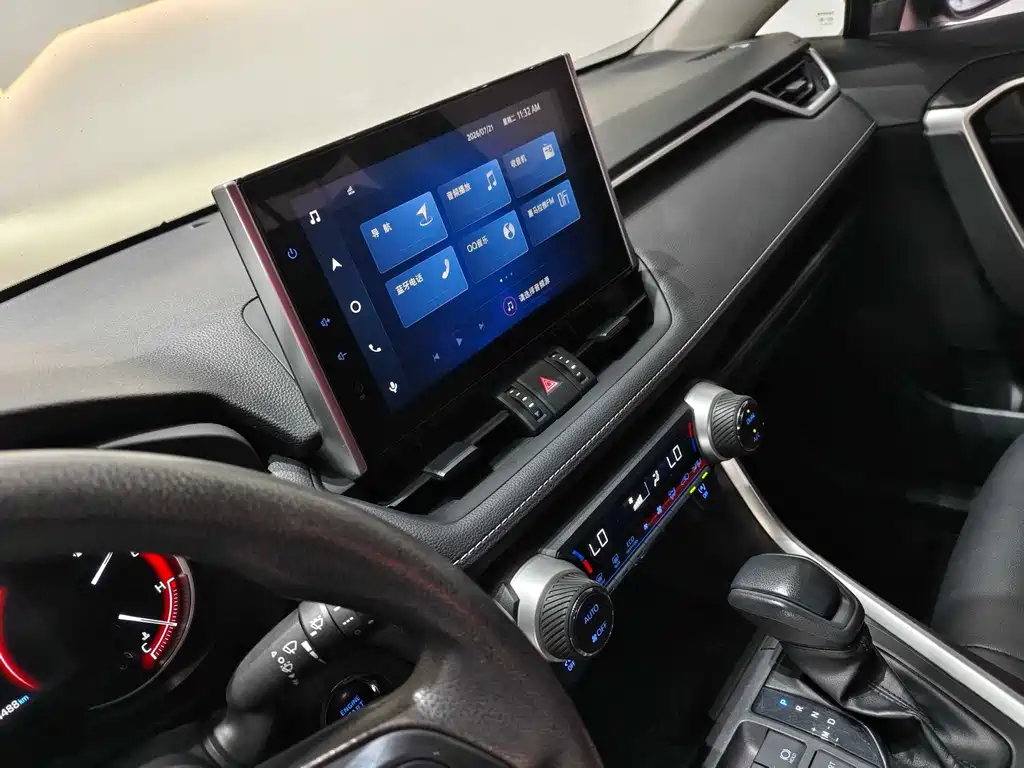 Toyota RAV4 — фото 14
