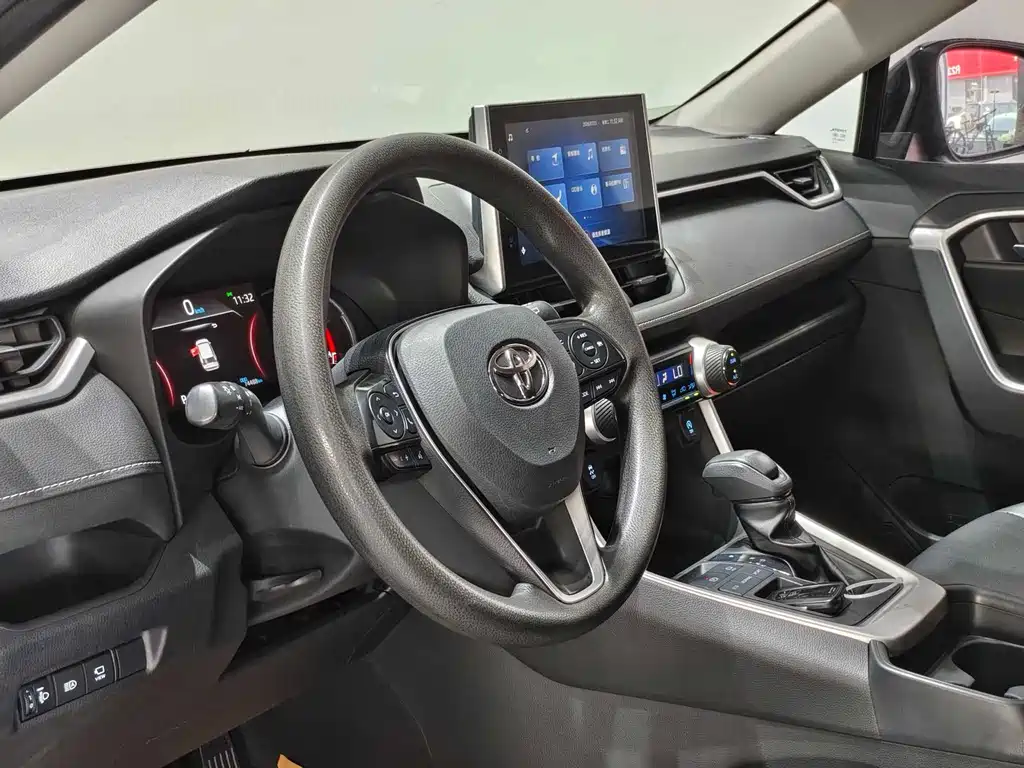Toyota RAV4 — фото 15