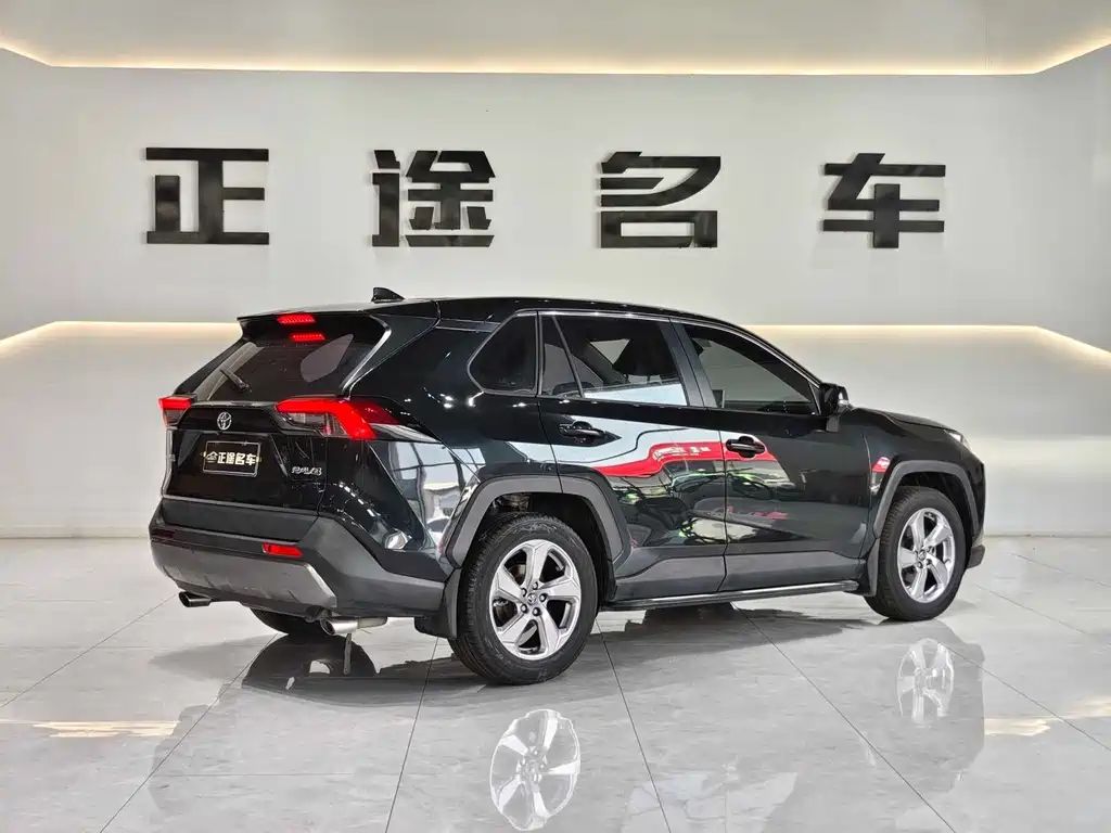 Toyota RAV4 — фото 5