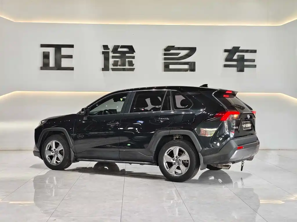 Toyota RAV4 — фото 6