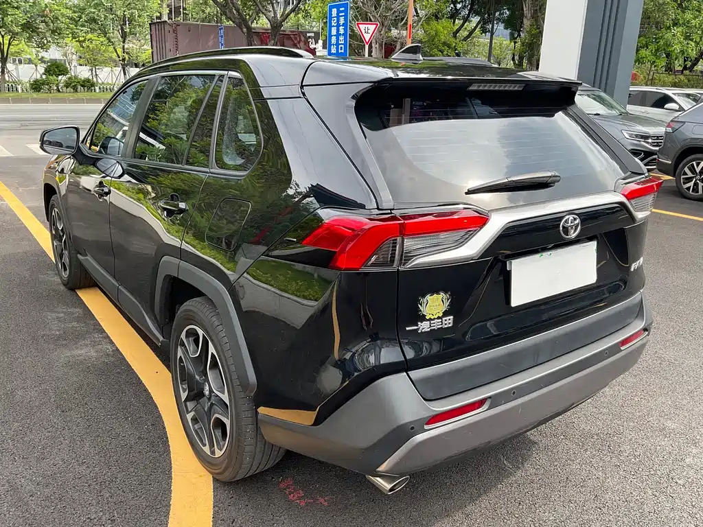 Toyota RAV4 — фото 4