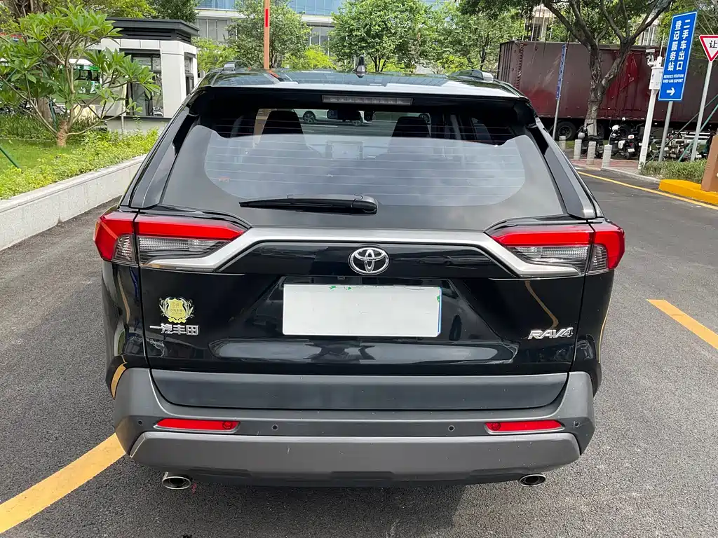 Toyota RAV4 — фото 5