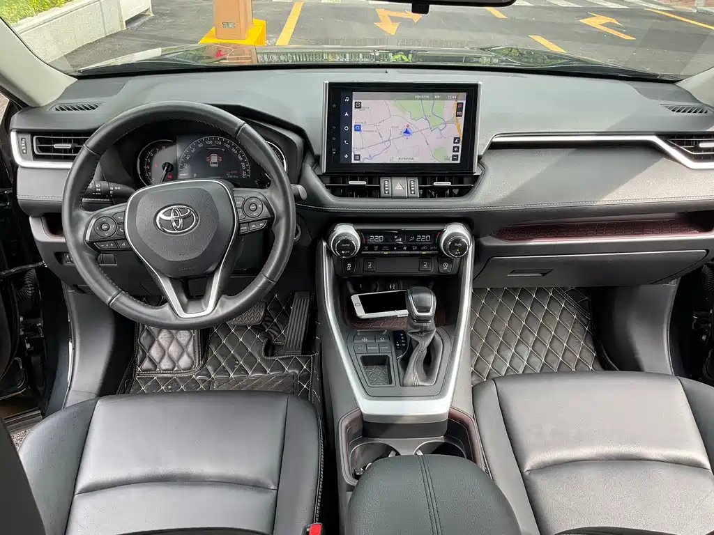 Toyota RAV4 — фото 8