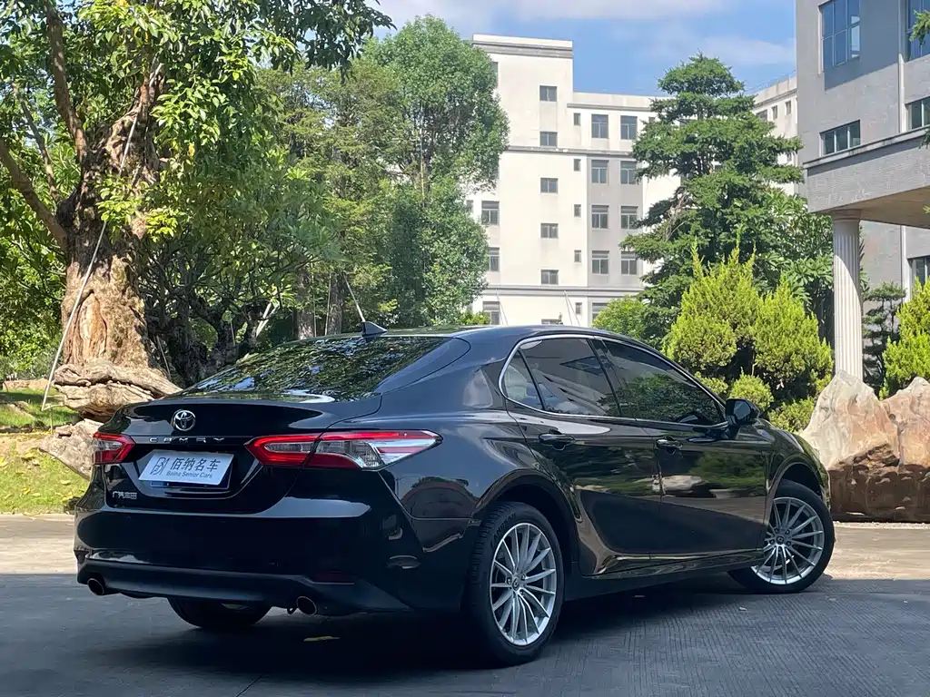 Toyota Camry — фото 9