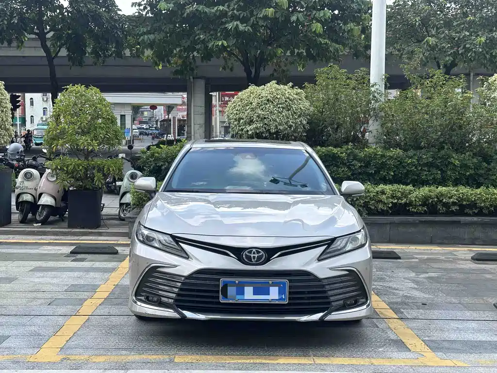 Toyota Camry — фото 2