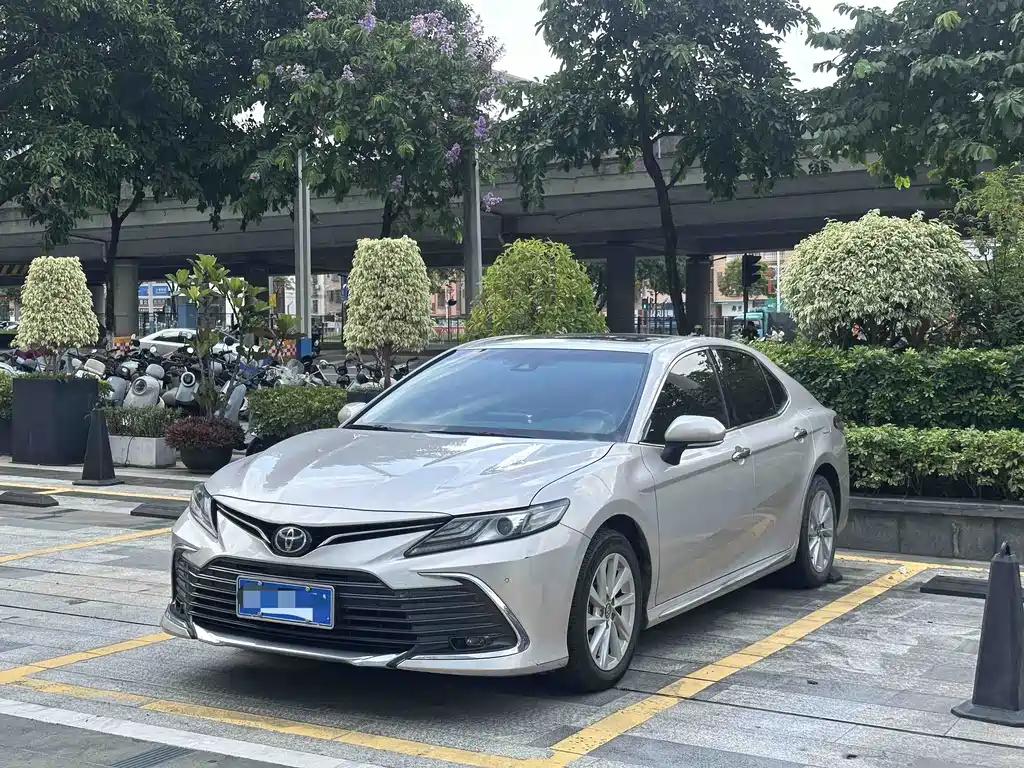 Toyota Camry — фото 1
