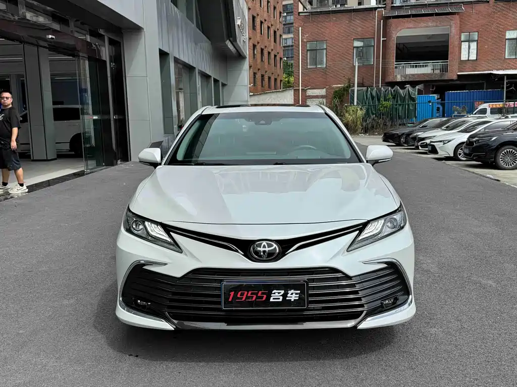 Toyota Camry — фото 2