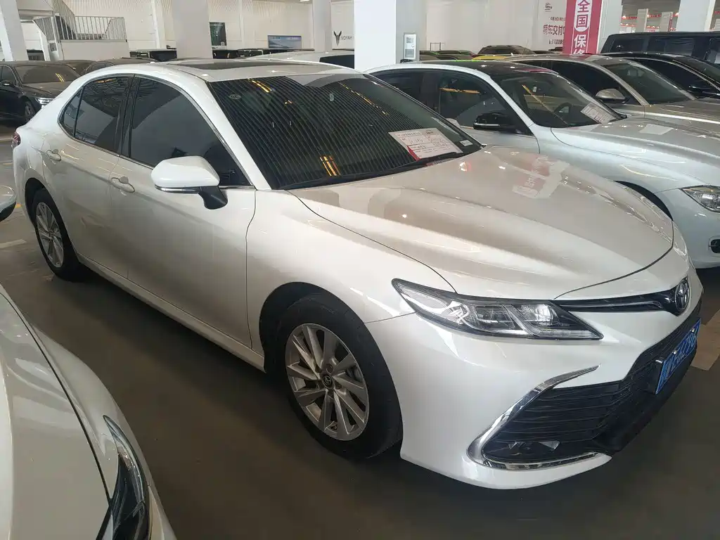 Toyota Camry — фото 2
