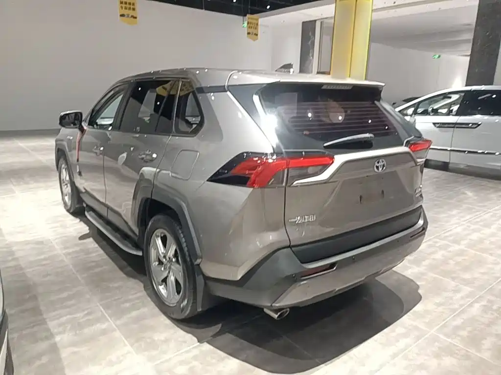Toyota RAV4 — фото 5