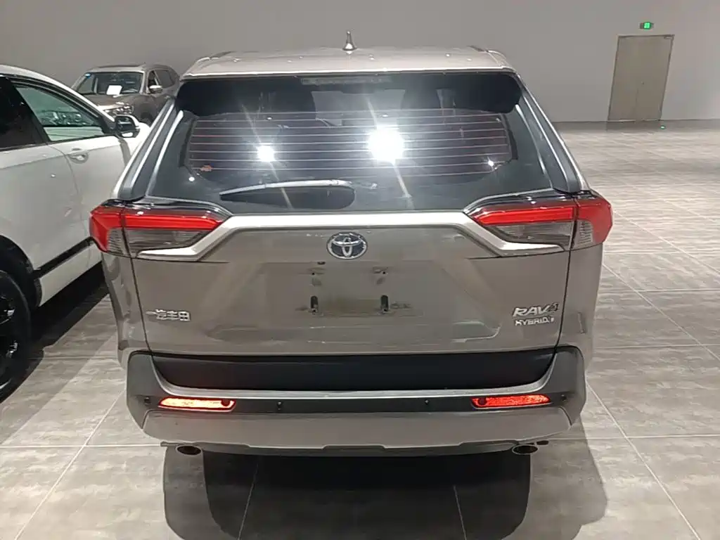 Toyota RAV4 — фото 6