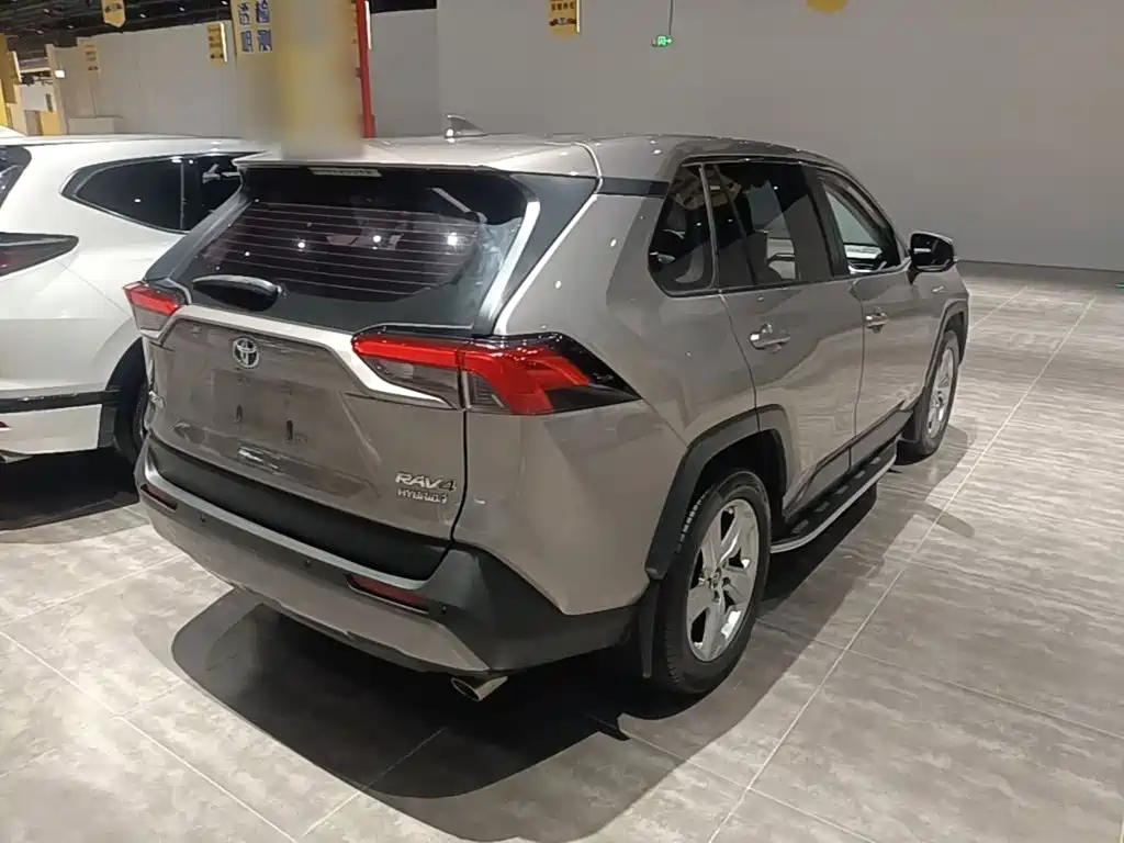 Toyota RAV4 — фото 7