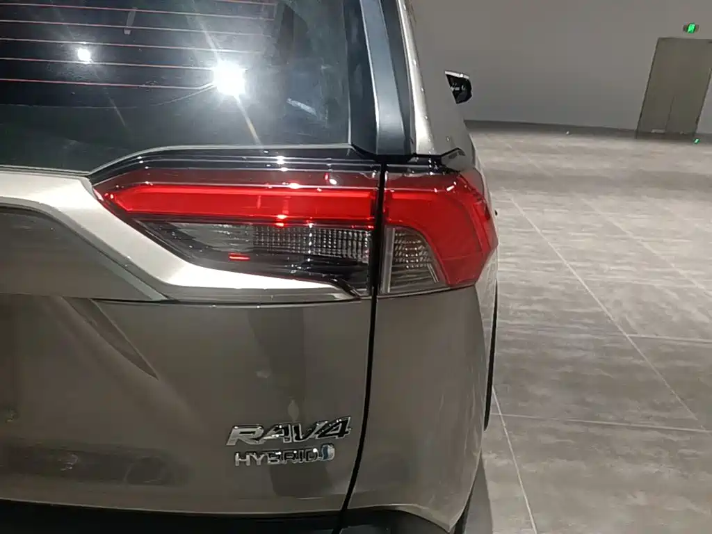Toyota RAV4 — фото 8