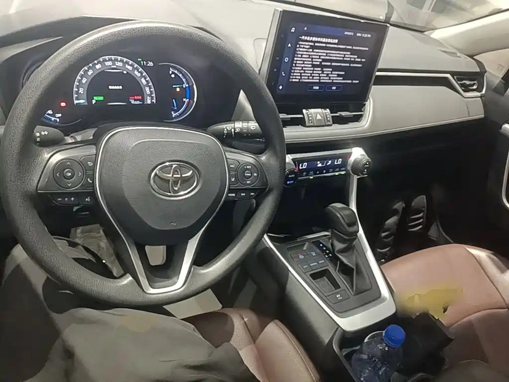 Toyota RAV4 — фото 10