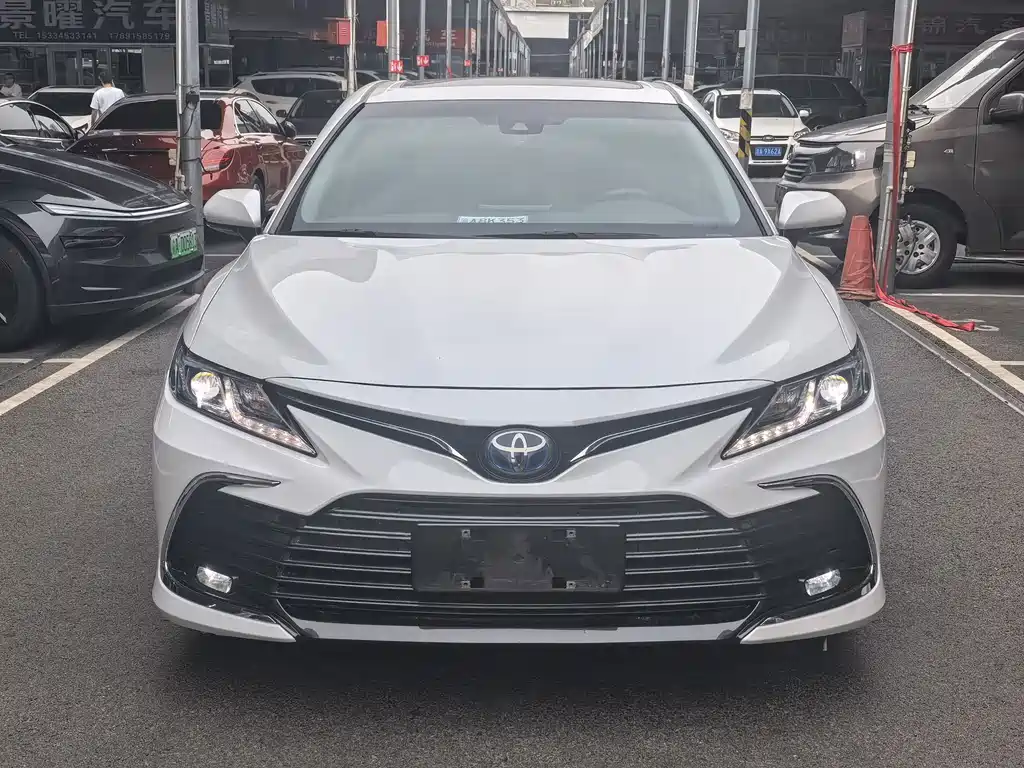 Toyota Camry — фото 2