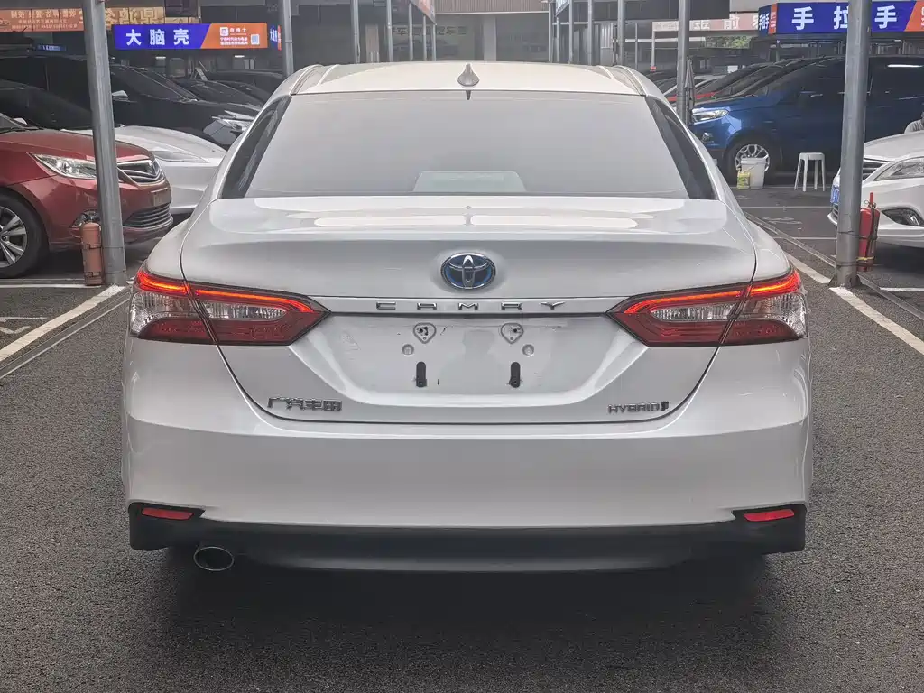 Toyota Camry — фото 5