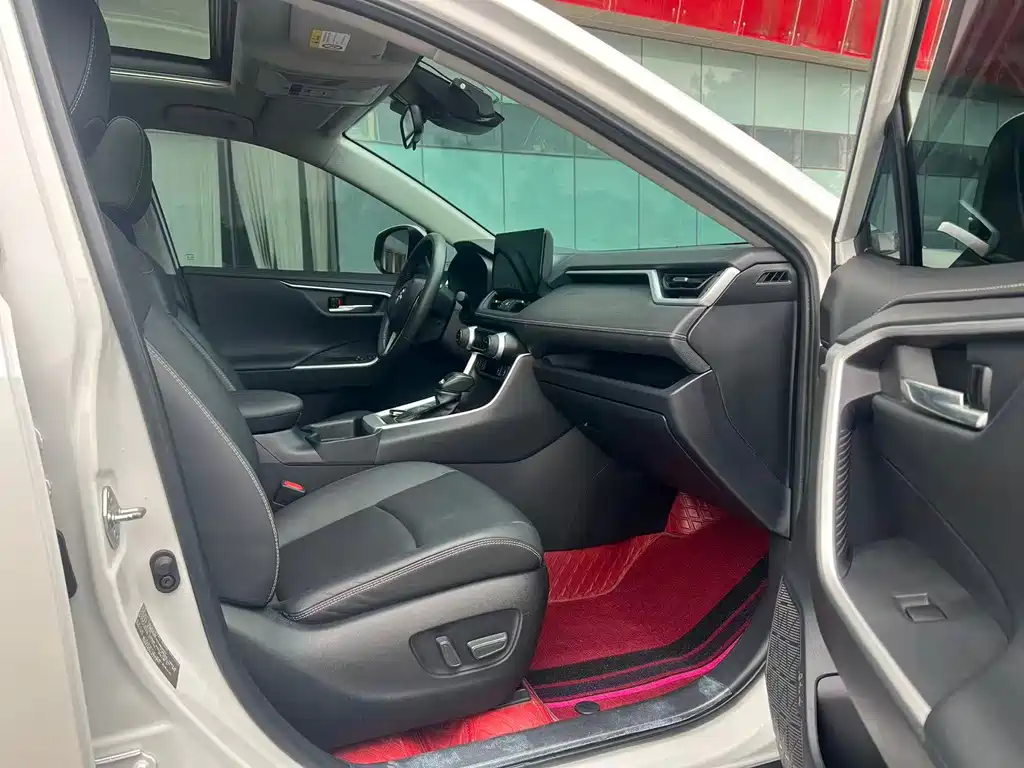 Toyota RAV4 — фото 11