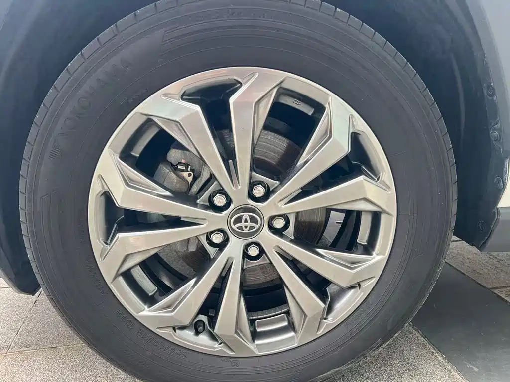 Toyota RAV4 — фото 13